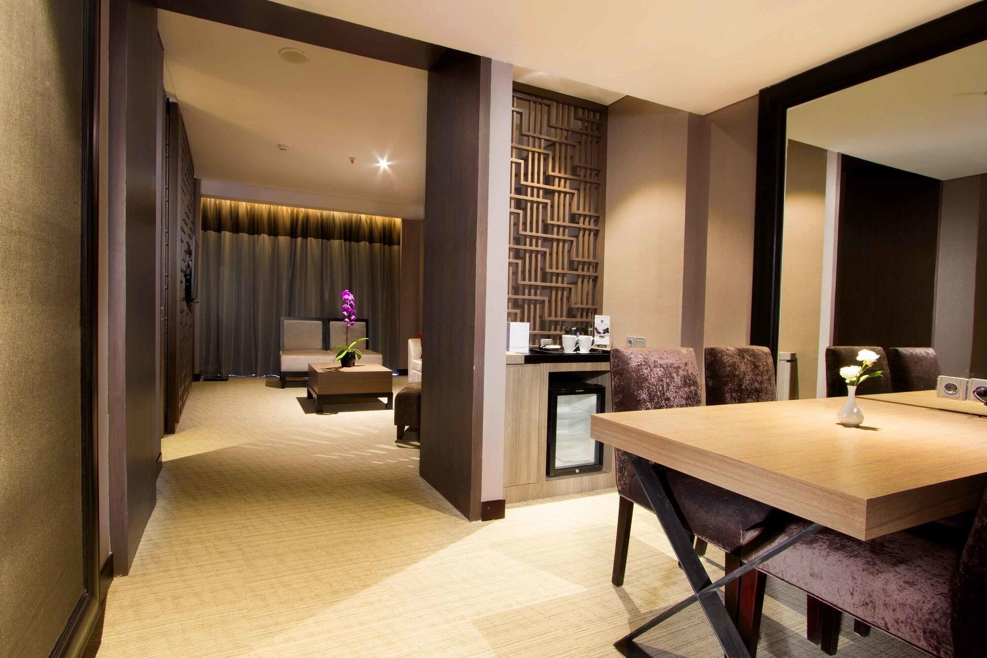Aston Priority Simatupang Hotel And Conference Center Yakarta Exterior foto