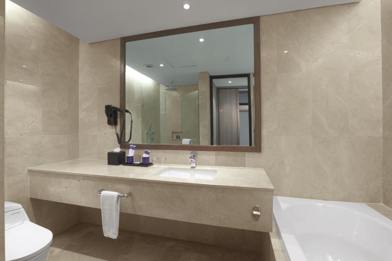 Aston Priority Simatupang Hotel And Conference Center Yakarta Exterior foto