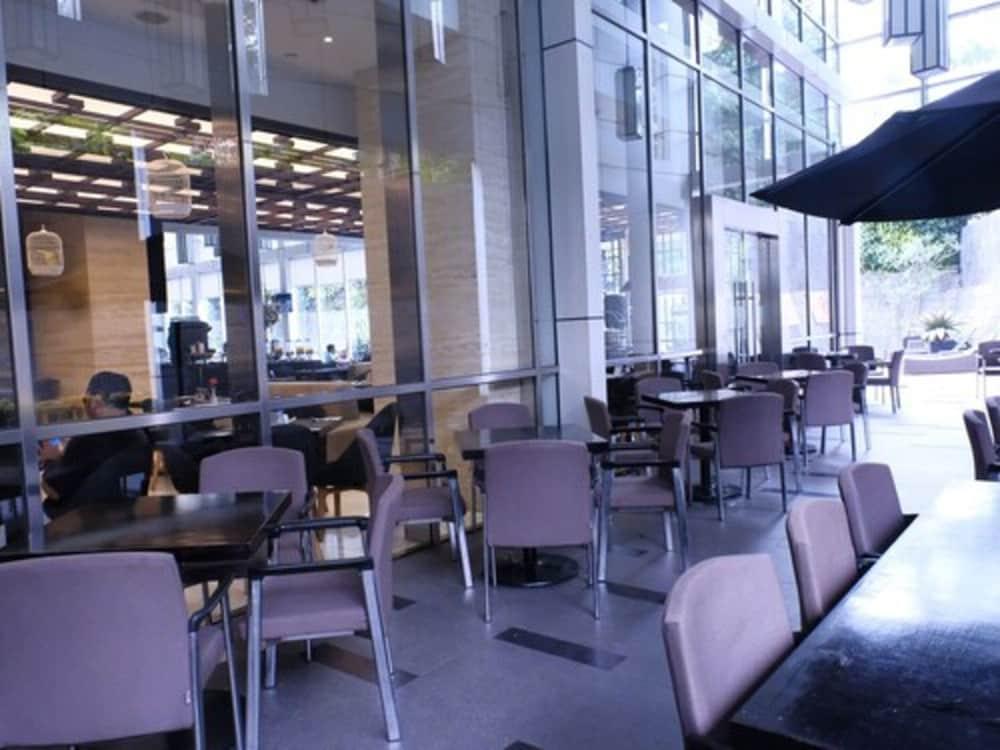 Aston Priority Simatupang Hotel And Conference Center Yakarta Exterior foto