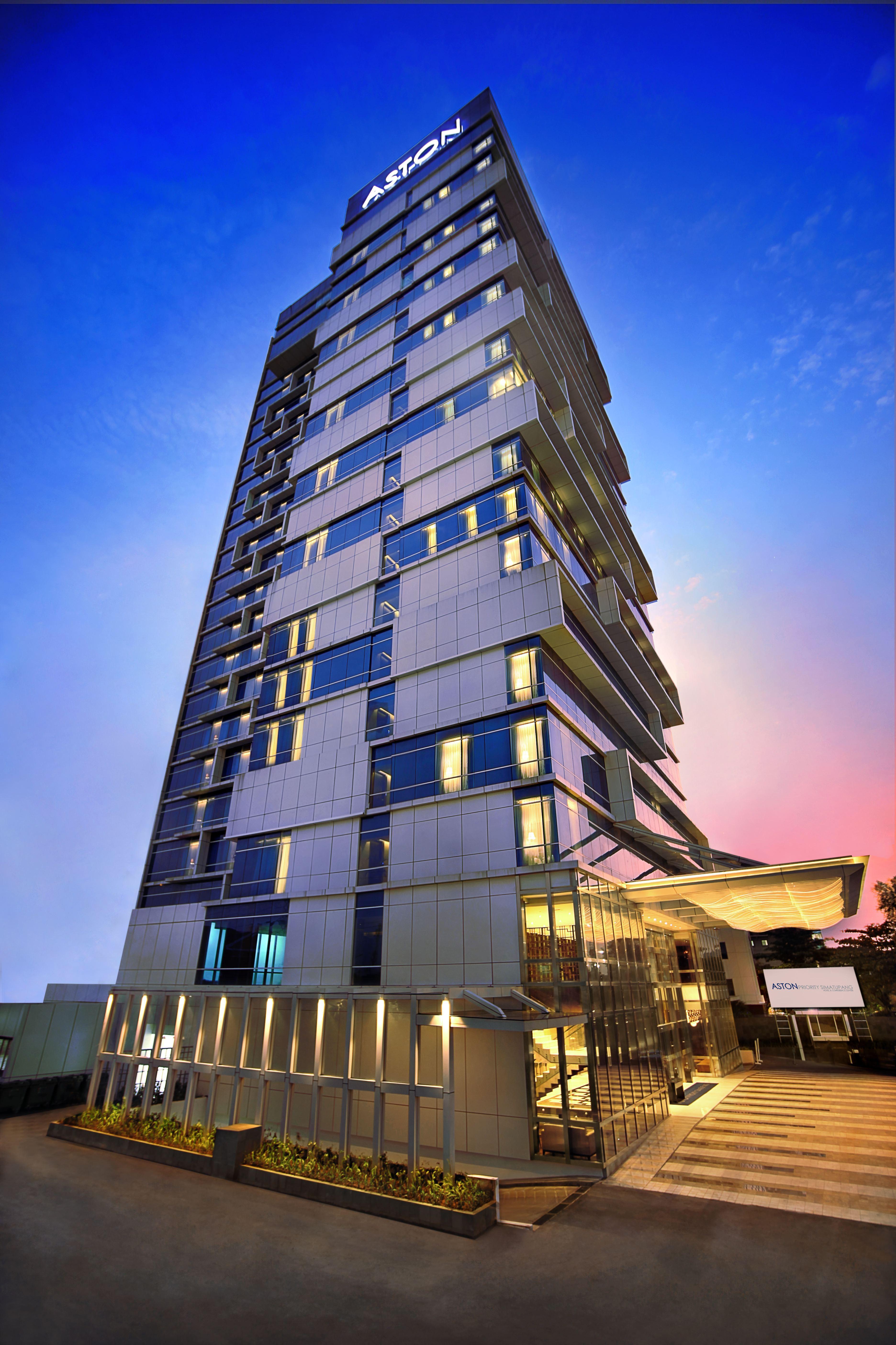 Aston Priority Simatupang Hotel And Conference Center Yakarta Exterior foto