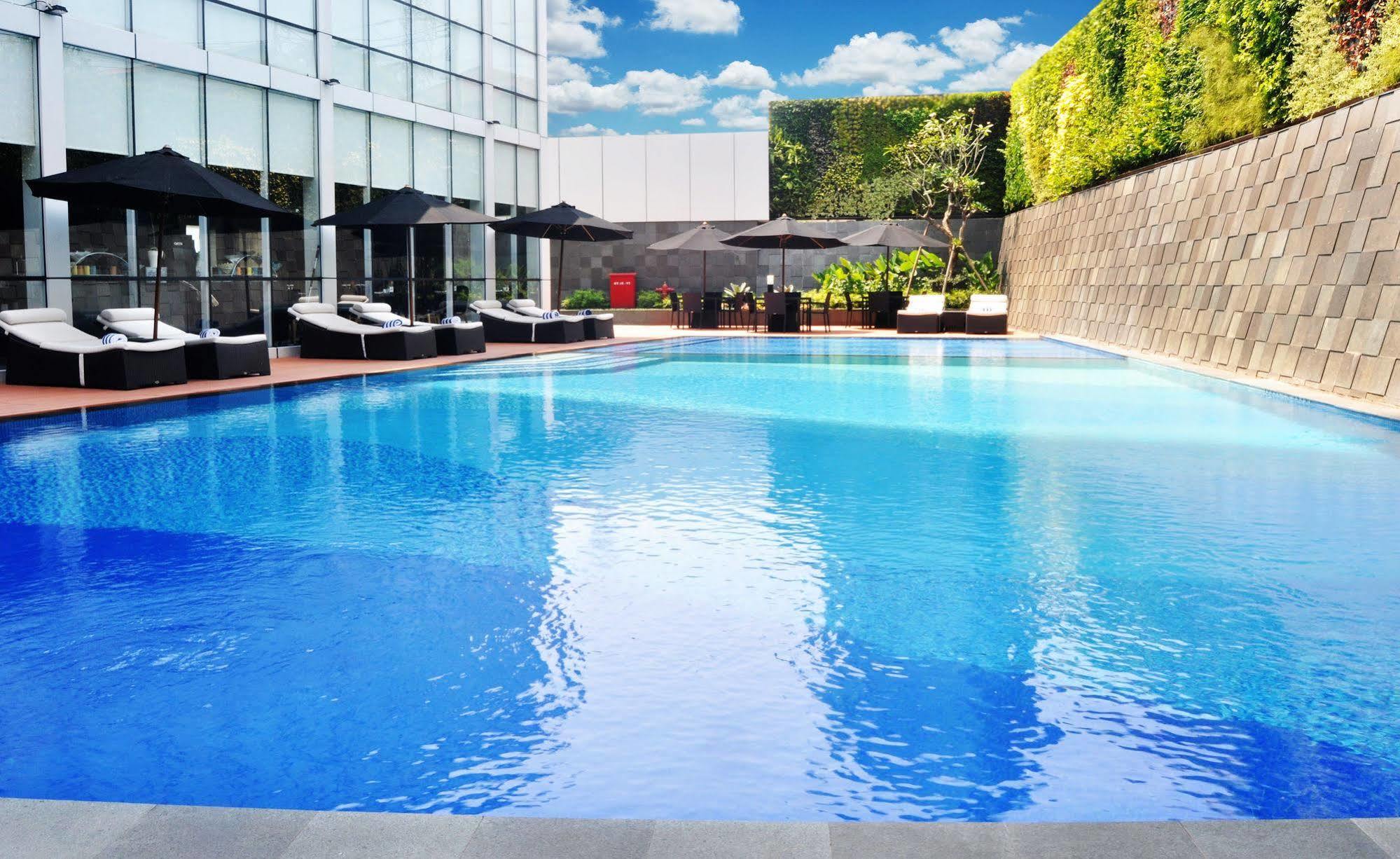 Aston Priority Simatupang Hotel And Conference Center Yakarta Exterior foto