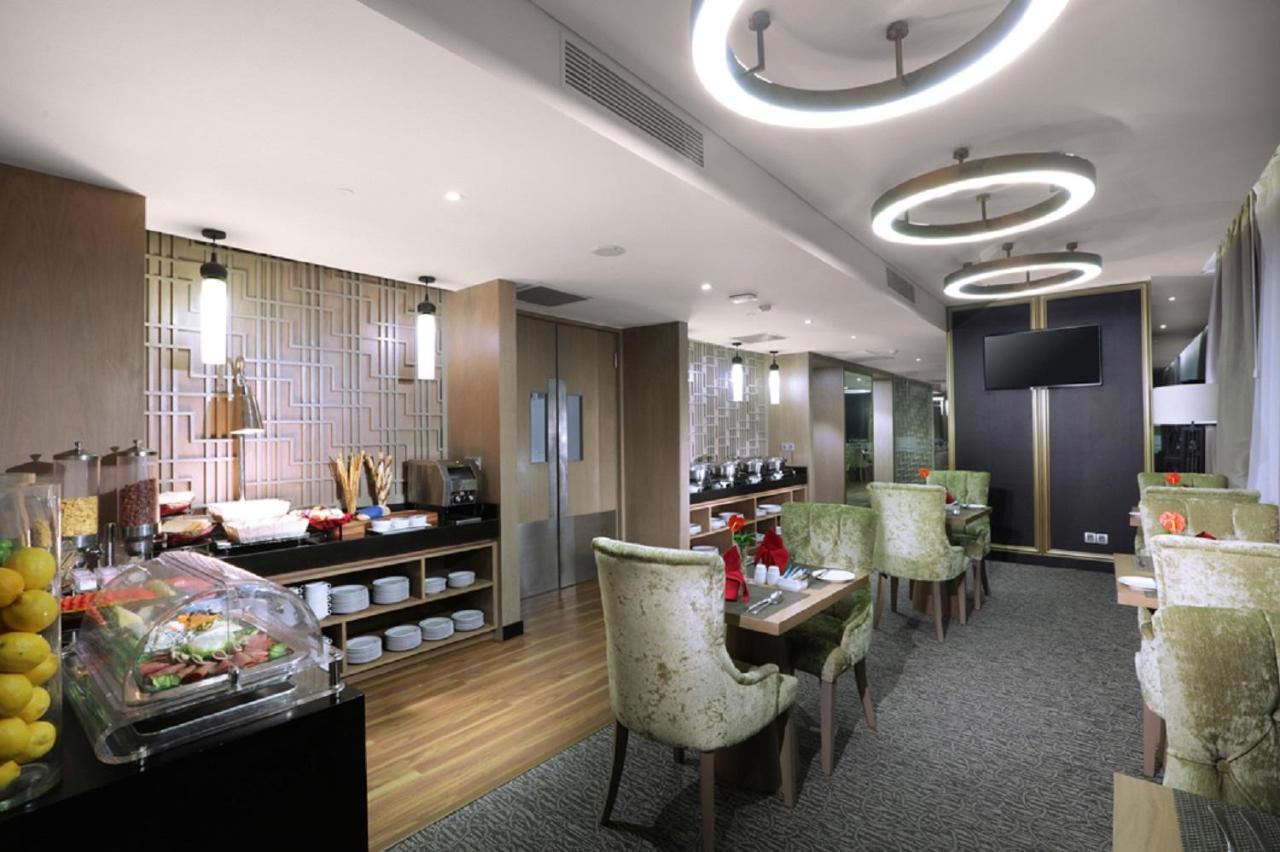 Aston Priority Simatupang Hotel And Conference Center Yakarta Exterior foto